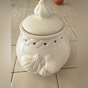 Classic White Ceramic Decorative  Garlic Jar with Lid